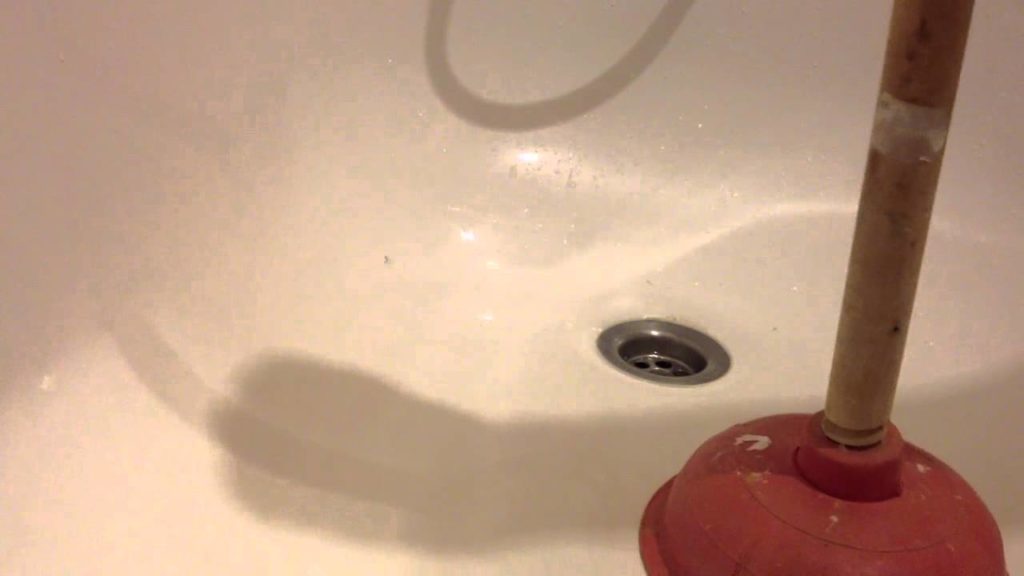 Qu&rsquo;est-ce qui crée une baignoire bouchée?