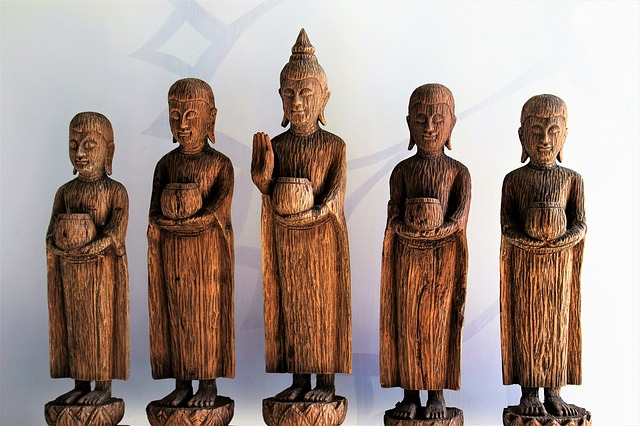 Zoom sur les sculptures en bois