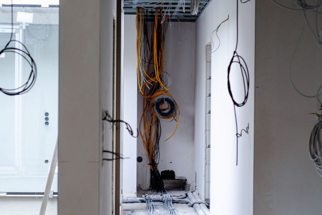 10-Des solutions ingénieuses pour cacher les fils électriques dans un couloir