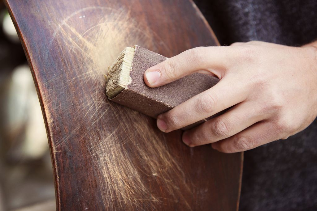 Comment restaurer des meubles anciens en bois brut ?