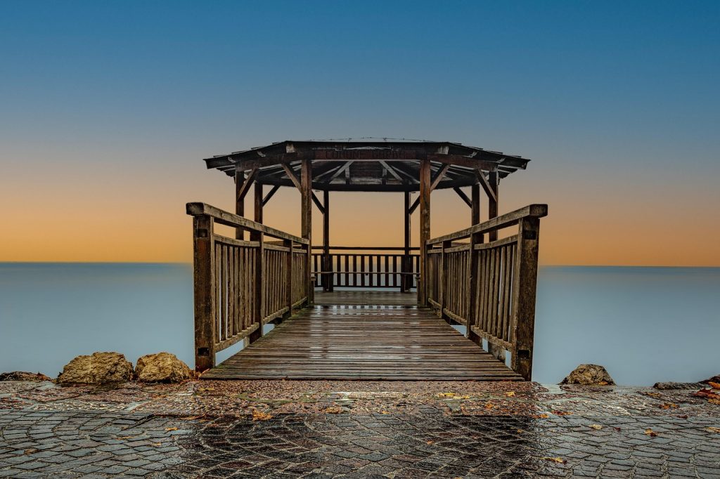 découvrez notre large sélection de lames de decking en bois et composite, idéales pour aménager vos terrasses et espaces extérieurs. profitez de solutions esthétiques et durables pour créer des environnements chaleureux et accueillants.