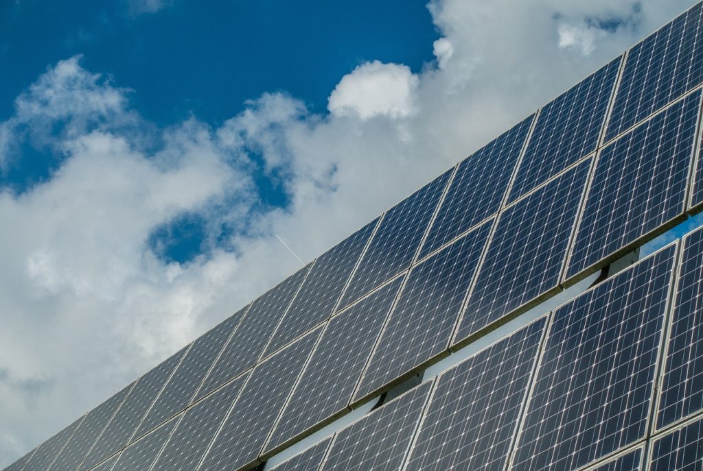 découvrez les avantages des panneaux solaires pour une énergie renouvelable et économique. apprenez comment réduire votre facture d'électricité et contribuer à la protection de l'environnement grâce à des solutions solaires adaptées à vos besoins.